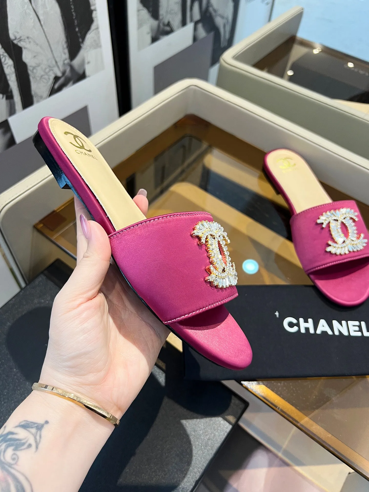 👟👟Ex-factory price 420👟👟 Genuine leather bottom +40 🎉🎉🎉Chanel Xiaoxiang C family sandals series official website synchronization, classic and elegant, casual wear 🌹🌹🌹🌹Original logo ~ Made of imported cowhide and C family custom fabrics, a variety of colors for the goddess to choose from! ❤️❤️❤️❤️ Code number: 36~40 (customized 35, 41, 42, 43, 44 are not returnable or exchangeable): Rubber leather sole +40